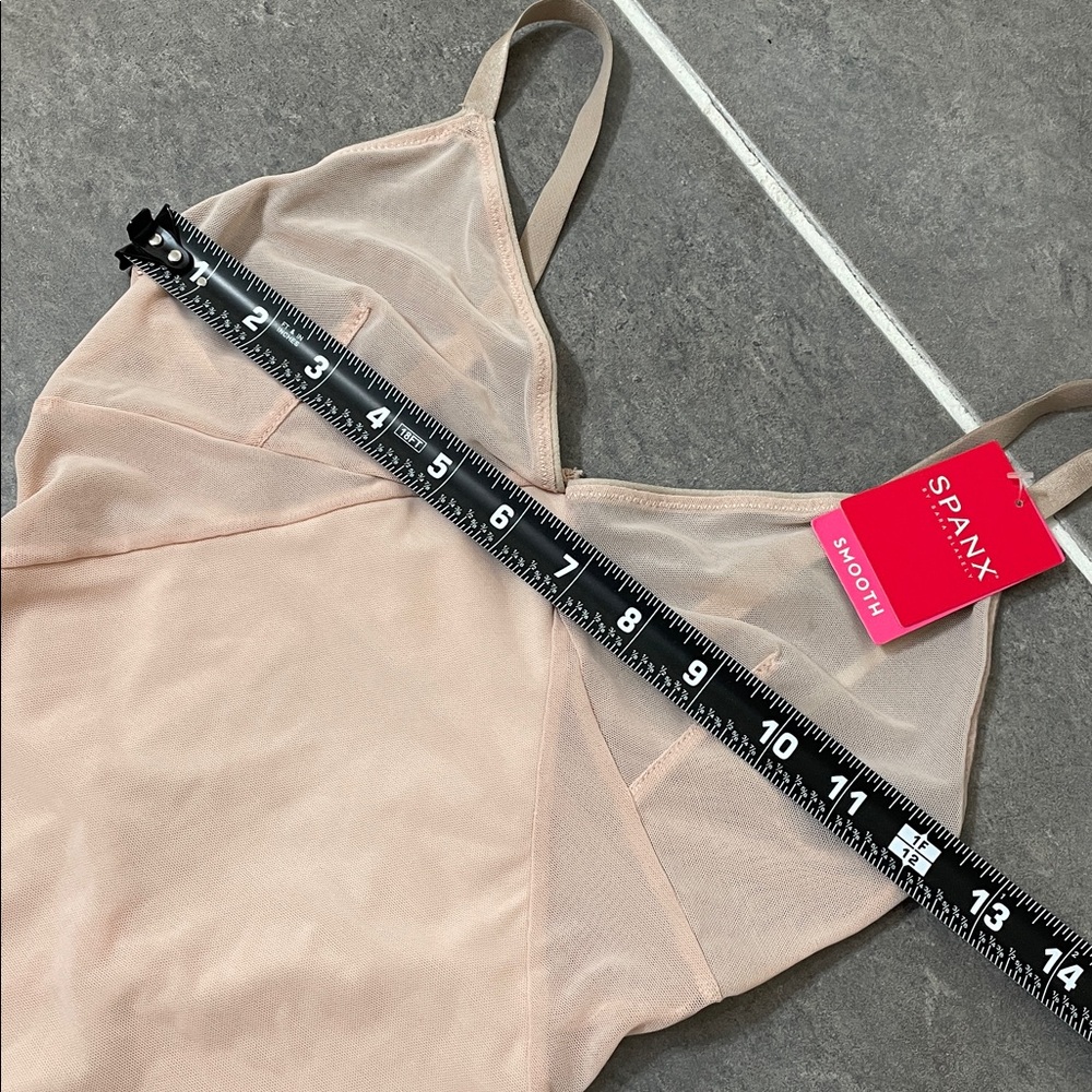 SPANX Light Control Colorblock Slip size Small - Picture 6 of 12